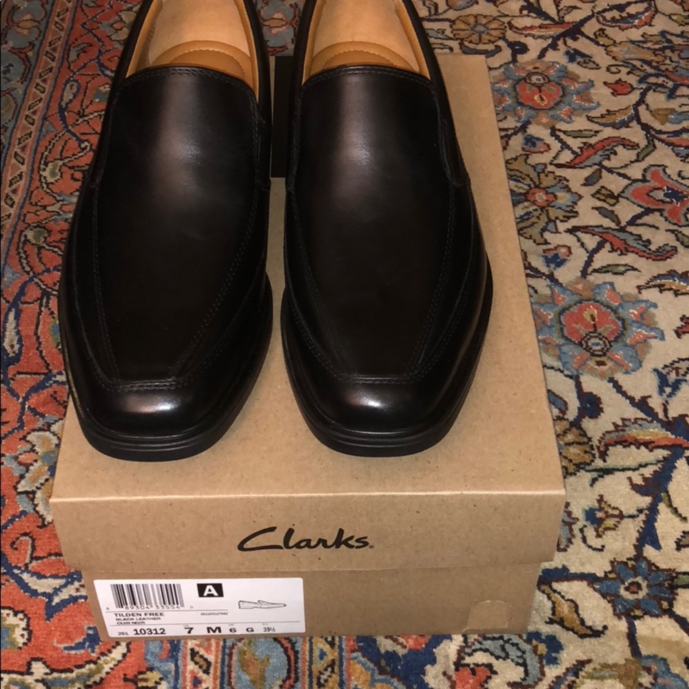 NWB men’s Clarks black leather loafer